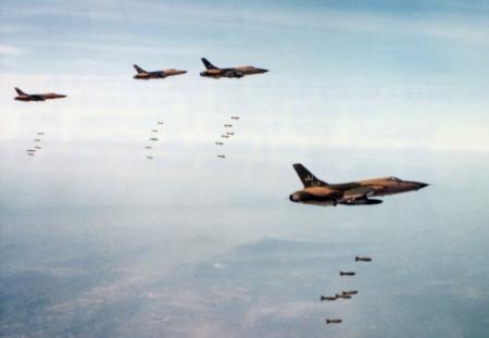 F105D's gooien bommen op Vietnam, laat-sixties