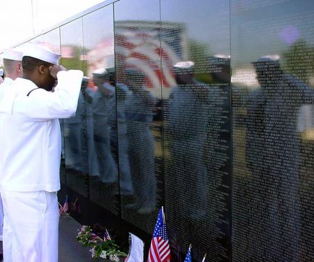 Militairen voor Vietnam Veterans Memorial, Washington D.C.