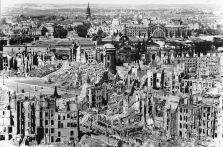 Binnenstad Dresden na oorlog. Copyright Duits Bundesarchiv.