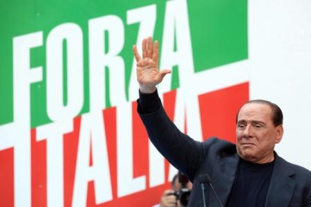 Berlusconi-trawanten praten in op Napolitano
