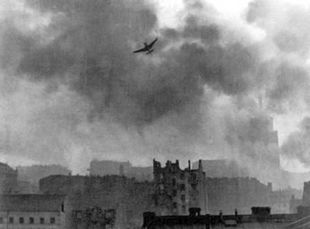 Duitse Stuka boven Warschau, 08/09-'44