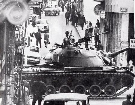 Tanks in de straten van Athene, 21-4-1967. Copyright Wiki-user Joanna.
