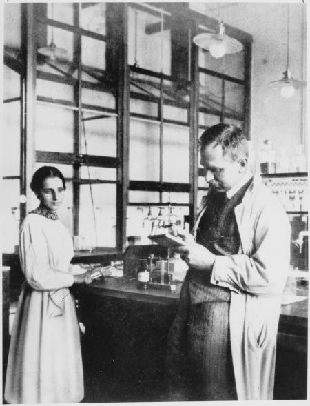 Meitner (L) en Hahn in hun laboratorium