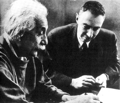 Einstein (L) met Oppenheimer
