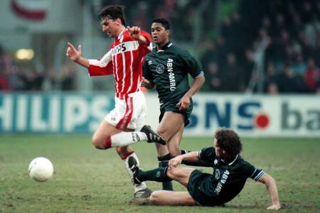 Luc Nilis is en was één van de populairste PSV'ers allertijden. Hier zie je Nilis in actie tijdens PSV - Ajax in 1996. De Belg werd dat seizoen topscorer van de Eredivisie met 21 doelpunten (Foto: Pro Shots)