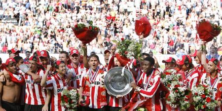 PSV viert de meest bizarre landstitel ooit. Nadat de club het uitzicht op de titel in de voorlaatste speelronde kwijt geraakt leek, wist de club op één doelpunt alsnog de landstitel te veroveren in 2007 (Foto: Pro Shots)
