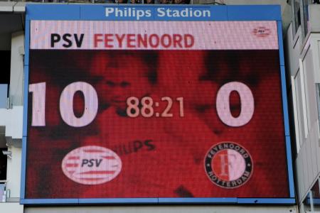In 2010 vernederde PSV in eigen huis Feyenoord met een 10-0 overwinning. Een dag die veel supporters nooit meer zullen vergeten. De Feyenoorders ook niet, het versnelde het proces van de Vrienden van Feyenoord en in de Kuip haalde tot op het bot gemotiveerde Feyenoorders hun gram (Foto: Pro Shots)