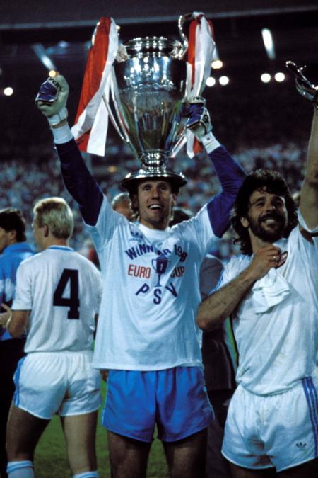Held van de avond Hans van Breukelen met de zojuist gewonnen Europacup 1. Van Breukelen stopte de beslissende strafschop in de finale tegen Benfica in 1988 (Foto: Pro Shots)