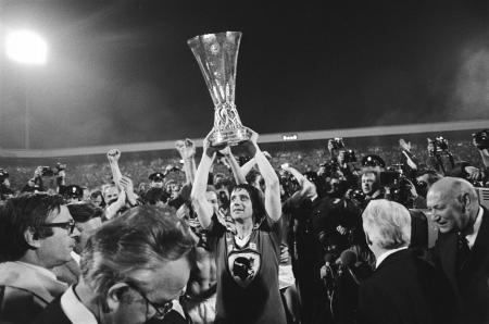 In 1978 won PSV de UEFA Cup door een overwinning op Bastia. Hier zie je clubicoon Willy van der Kuijlen met de trofee (WikiCommons/Nationaal Archief Fotocollectie Anefo)