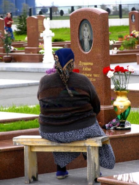 Moeder in Beslan bij graf, 2006. Copyright Aaron Bird, CC-BY-licensie.