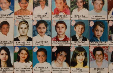 Slachtoffers Beslan. Copyright Aaron Bird, CC-BY-licensie.