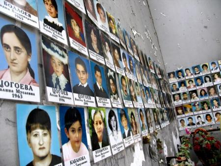 Foto's slachtoffers in school Beslan. Copyright Aaron Bird, CC-BY-licensie.