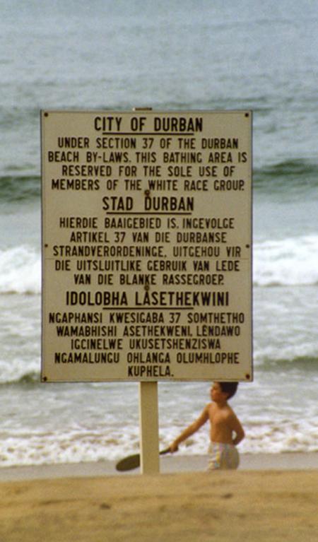 Bord op strand van Durban, 1989; Copyright Wiki-user Guinnog