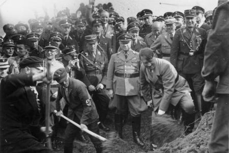 Hitler met schep, 09-'33, Frankfurt; copyright Duits Bundesarchiv
