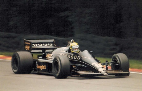 Ayrton Senna in de Lotus (WikiCommons/Peterhanna)