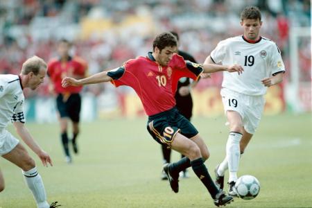 Raúl aan de bal in de door Spanje met 1-0 verloren wedstrijd tegen Noorwegen (Foto: Pro Shots)