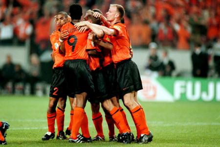 De Nederlandse spelers vieren opgelucht de verlossende 1-0 vlak voor tijd tegen Tsjechië in de eerste poulewedstrijd. Frank de Boer wist de strafschop te verzilveren (Foto: Pro Shots)