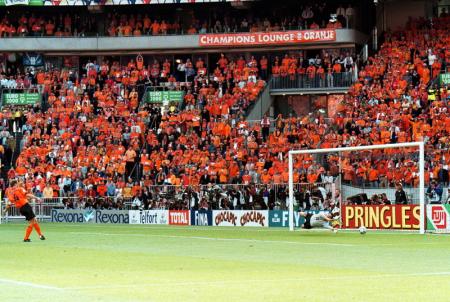 In de halve finale tegen Italië mist Frank de Boer tijdens de wedstrijd een strafschop. Uiteindelijk zou Nederland verliezen na strafschoppen (Foto: Pro Shots)