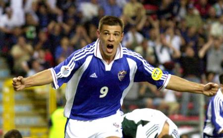 Savo Milosevic scoort tijdens het beladen duel tussen Joegoslavië en Slovenië. De Slovenen kwamen 3-0 voor, maar de Joegoslaven wisten er nog een 3-3 gelijkspel uit te slepen (Foto: Pro Shots)