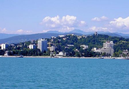 De badplaats Sochi gezien vanaf de Zwarte Zee (WikiCommons/Användare:Ojj! 600)