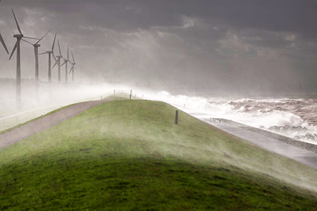 Op de dijk bij Urk ging het er flink aan toe. (Foto: Gerko van Kampen)