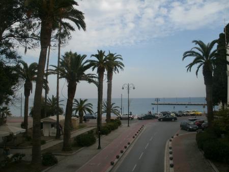 "Dit was in de buurt van de zee. Omdat ik mijn zwemdiploma niet bij me had en ik bang was om er in te vallen ben ik op een veilige afstand gebleven. De zee was wel heel mooi blauw."