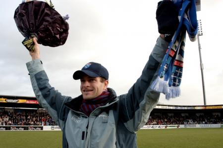 In 2004 werd Erben in het stadion van FC Zwolle gehuldigd voor wereldtitels. Hij werd wereldkampioen sprint en pakte bij het WK afstanden ook nog de titel op de 1000 meter. Inmiddels is Wennemars commissaris bij de club uit Zwolle (Foto: Pro Shots)