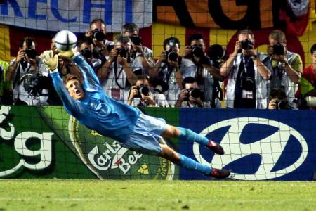 In 2004 kwam er met Van der Sar in de goal een einde aan het penaltytrauma van Oranje. In de kwartfinale van het EK versloeg Nederland Zweden na strafschoppen (Foto: Pro Shots)
