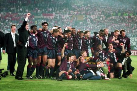 Halverwege de jaren '90 won Van der Sar met Ajax vele prijzen. Hier zie je de feestende selectie na het winnen van de Champions League (Foto: Pro Shots)