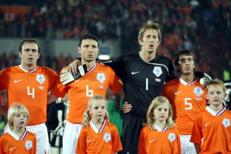 In 2008 maakte de recordinternational een korte comeback bij Oranje. Door diverse blessures zat bondscoach Bert van Marwijk met een keepersprobleem. Op verzoek van Van Marwijk stond Van der Sar onder de lat tegen IJsland en Noorwegen (Foto: Pro Shots)
