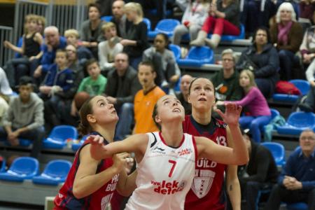 De dames van Lions en Batouwe kijken vol verwachting omhoog, maar wat trekt hun aandacht? (Foto: Pro shots) De dames van Lions en Batouwe kijken vol verwachting omhoog, maar wat trekt hun aandacht? (Foto: Pro shots)