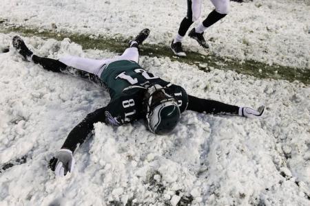 Philadelphia Eagles' Jason Avant probeert een sneeuwengel te maken om de overwinning te vieren (Foto: Pro Shots)