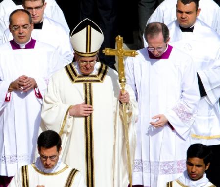Paus hekelt bonussen en hoge salarissen
