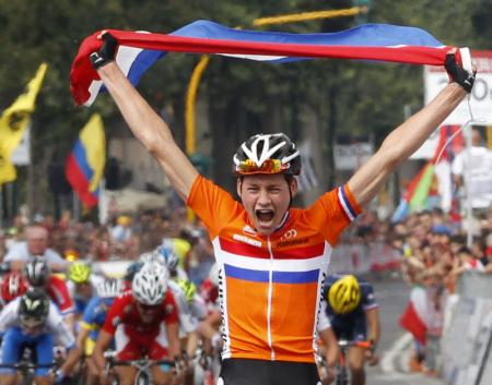 Mathieu van der Poel komt juichend over de finish bij het WK wielrennen in Florence (Foto: Pro Shots)