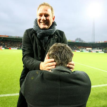 Heracles Almelo trainer Jan de Jonge (l) viert de 2-0 en de overwinning met assistent John Stegeman. Wat is hier gaande? (Foto Pro Shots)