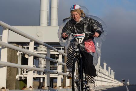 Een poncho lijkt ons niet het handigste kledingstuk om tegen de wind in te fietsen (Foto: Pro Shots)