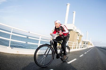 Op de Oosterscheldekering had de wind helemaal vrij spel (Foto: Pro Shots)