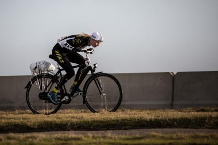 Vol overgave stort deze deelneemster zich op de tocht tegen de wind in (Foto: Pro Shots)