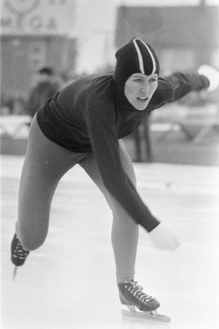 Op 74-jarige leeftijd overleed oud-schaatster Atje Keulen-Deelstra. De Friezin werd tijdens haar carrière drie keer Europees kampioene allround en pakte liefst vier keer de wereldtitel. In 1972 veroverde ze op de Olympische Spelen een zilveren en twee bronzen medailles.(WikiCommons/Verhoeff, Bert / Anefo)