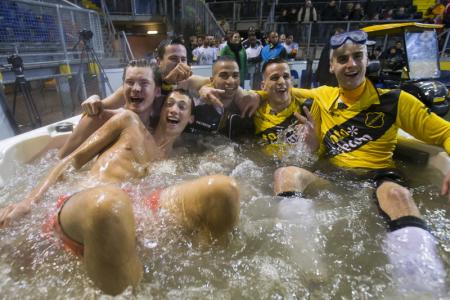 De spelers van NAC vieren hun overwinning in het bubbelbad. We zijn op zoek naar een toepasselijk onderschrift bij deze foto. (Foto: Pro Shots)