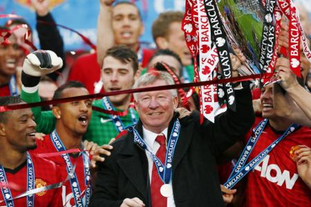 Met de landstitel op zak neemt Sir Alex Ferguson na 26 jaar afscheid als manager van Manchester United. (Foto: Pro Shots)