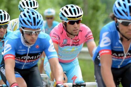 In soms barre en winterse omstandigheden weet Vincenzo Nibali de Giro te winnen voor Rigoberto Urán en Cadel Evans. (Foto: Pro Shots)