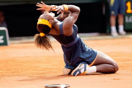 Serena Williams wint Roland Garros door in de finale van Maria Sjarapova te winnen. Bij de mannen verslaat Rafael Nadal in drie sets landgenoot David Ferrer. (Foto: Pro Shots)