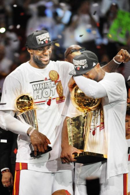 In de zevende wedstrijd van de NBA play-offs weet Miami Heat de titel te veroveren. Op de foto zie je Heat's LeBron James en een ontroerde Dwyane Wade met de trofeeën. (Foto: Pro Shots)