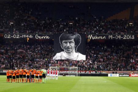 Oud-voetballer Gerrie Mühren overleed op 67-jarige leeftijd. Tijdens het bekerduel Ajax - FC Volendam werd de oud speler van beide clubs herdacht. (Foto: Pro Shots)