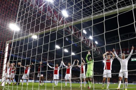 Met sterk spel weet Ajax in eigen huis van FC Barcelona te winnen. Ondanks het goede resultaat tegen de Catalanen gaat Ajax niet door te in de Champions League. Na de winterstop komt Ajax samen met AZ uit in de Europa League. (Foto: Pro Shots)