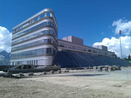 Eén van de twee tribunes die zijn gebouwd op het Laura Cross Country Ski & Biathlon Center (WikiCommons/www.skp.su)