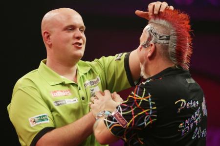 Wereldkampioen Michael van Gerwen test het kapsel van Peter Wright, wat vertelt hij zijn tegenstander hier? (Foto: Pro Shots)