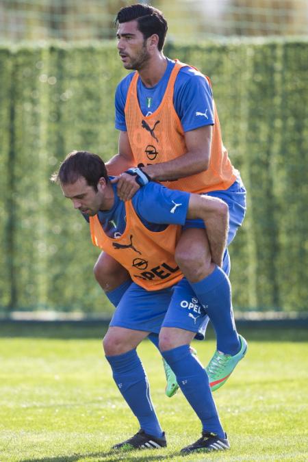Tijdens het trainingskamp van Feyenoord werd er hard getraind. Hier zijn Graziano Pellè en Joris Mathijsen druk bezig, maar wat is hier allemaal gaande? (Foto: Pro Shots)