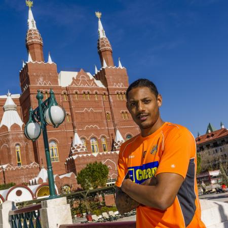 FC Volendam streek eveneens neer in Lara. Aan één van de gebouwen waarvoor Gerson Sheotahul poseert is wel te zien waar de architecten van Hotel Kremlin hun inspiratie vandaan haalden (Foto: Pro Shots)